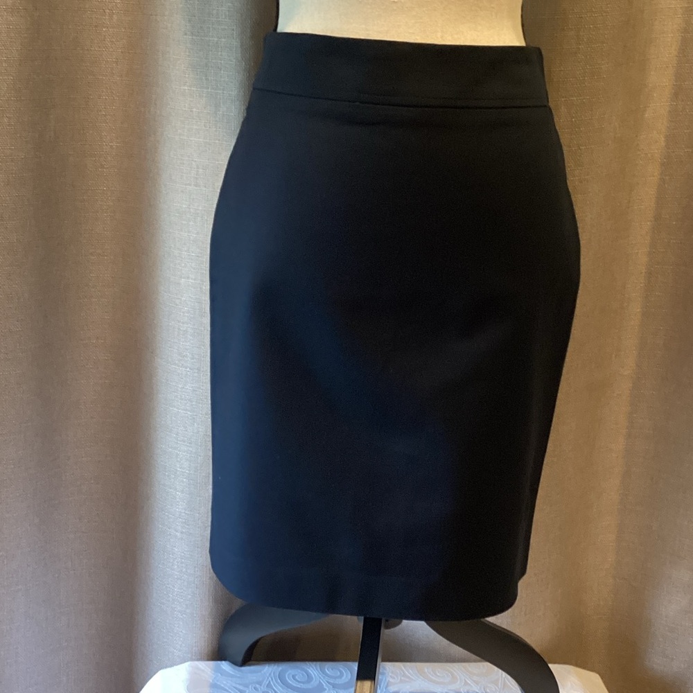 Banana Republic Classic Black Pencil Skirt, NWT, size 6.
